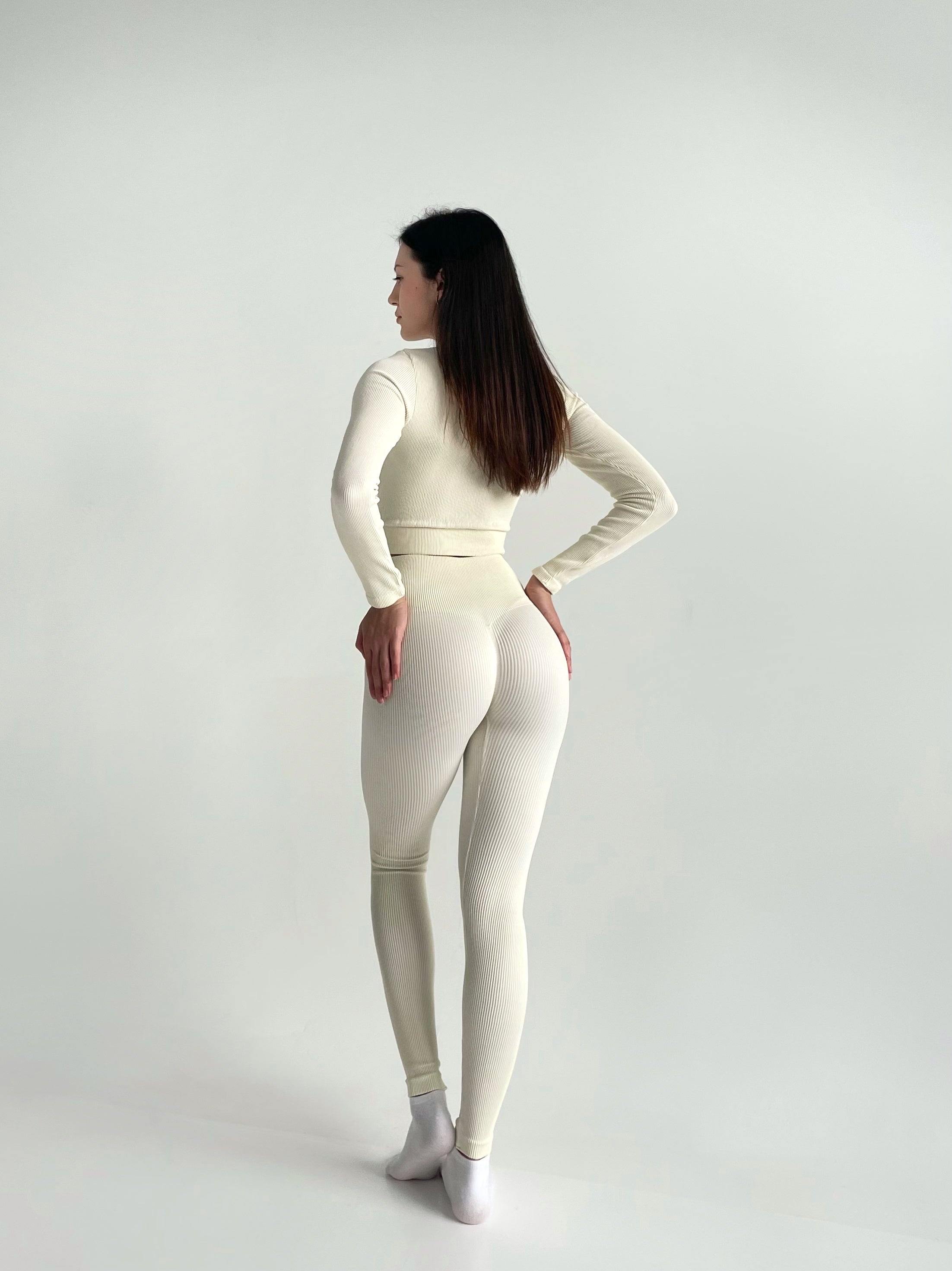 Seamless Ribbed Long Sleeve Crop Top in Vanilla