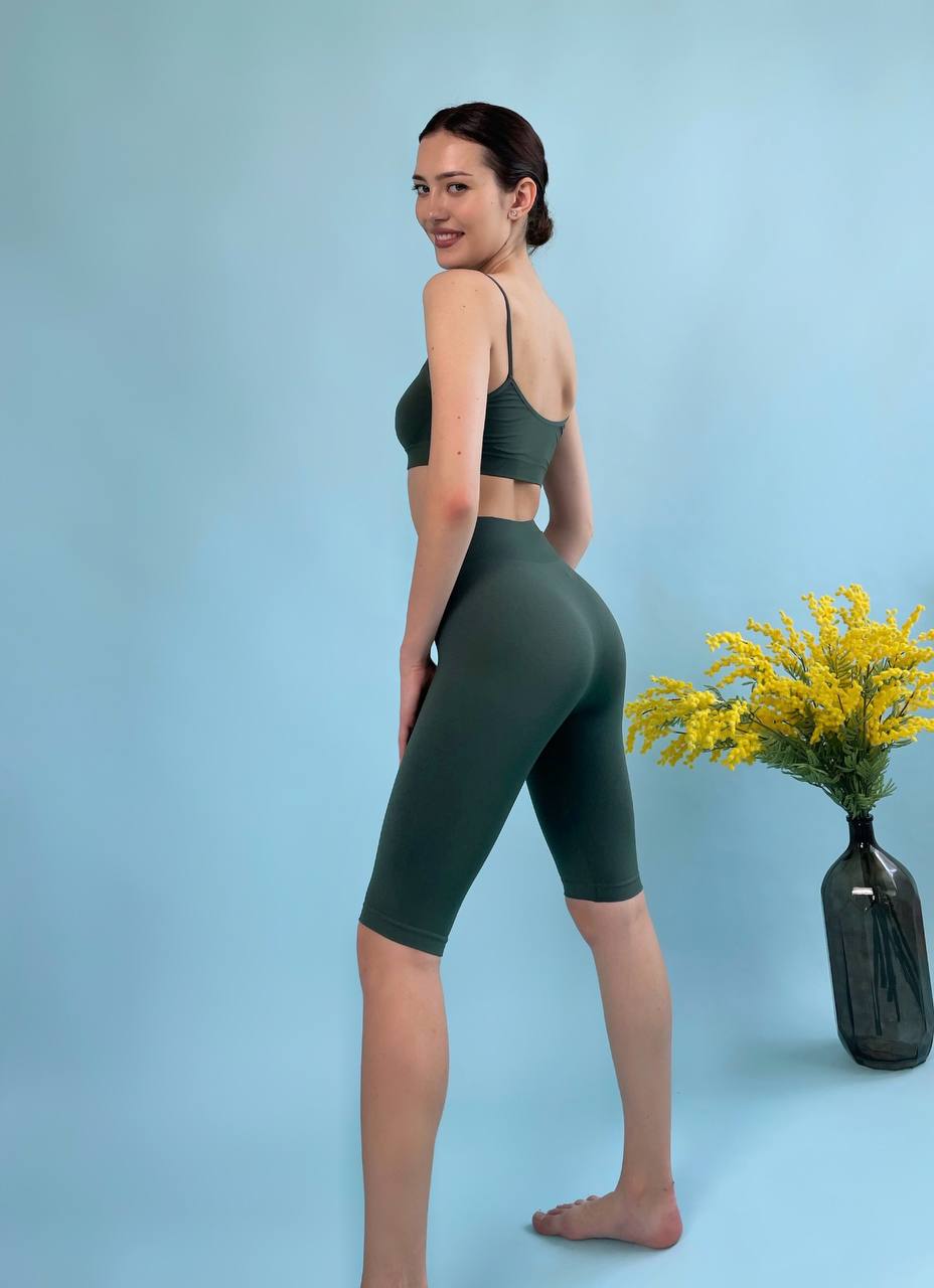 Seamless Above Knee Bike Shorts in Green