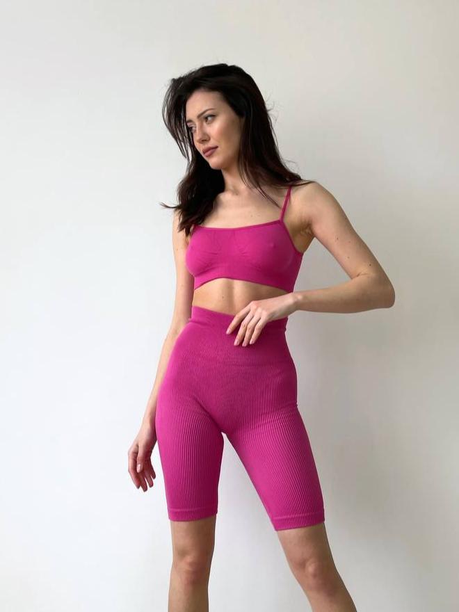 Seamless Ribbed Above Knee Scrunch Bike Shorts in Fuchsia