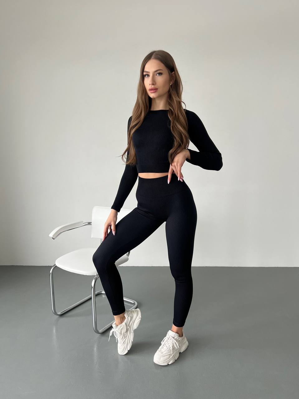 Seamless Ribbed Long Sleeve Crop Top in Black