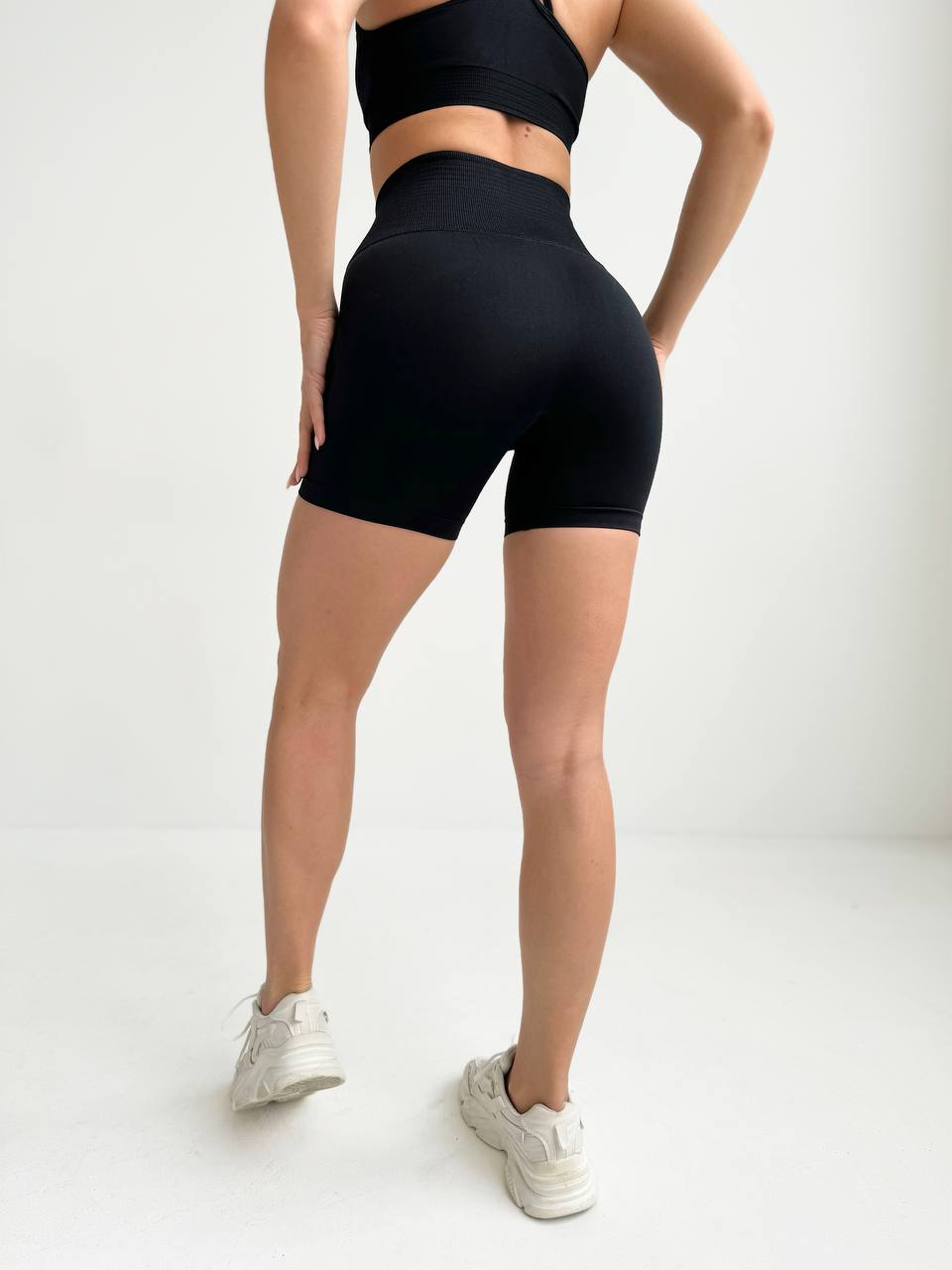 Seamless Mid Thigh Bike Shorts in Black