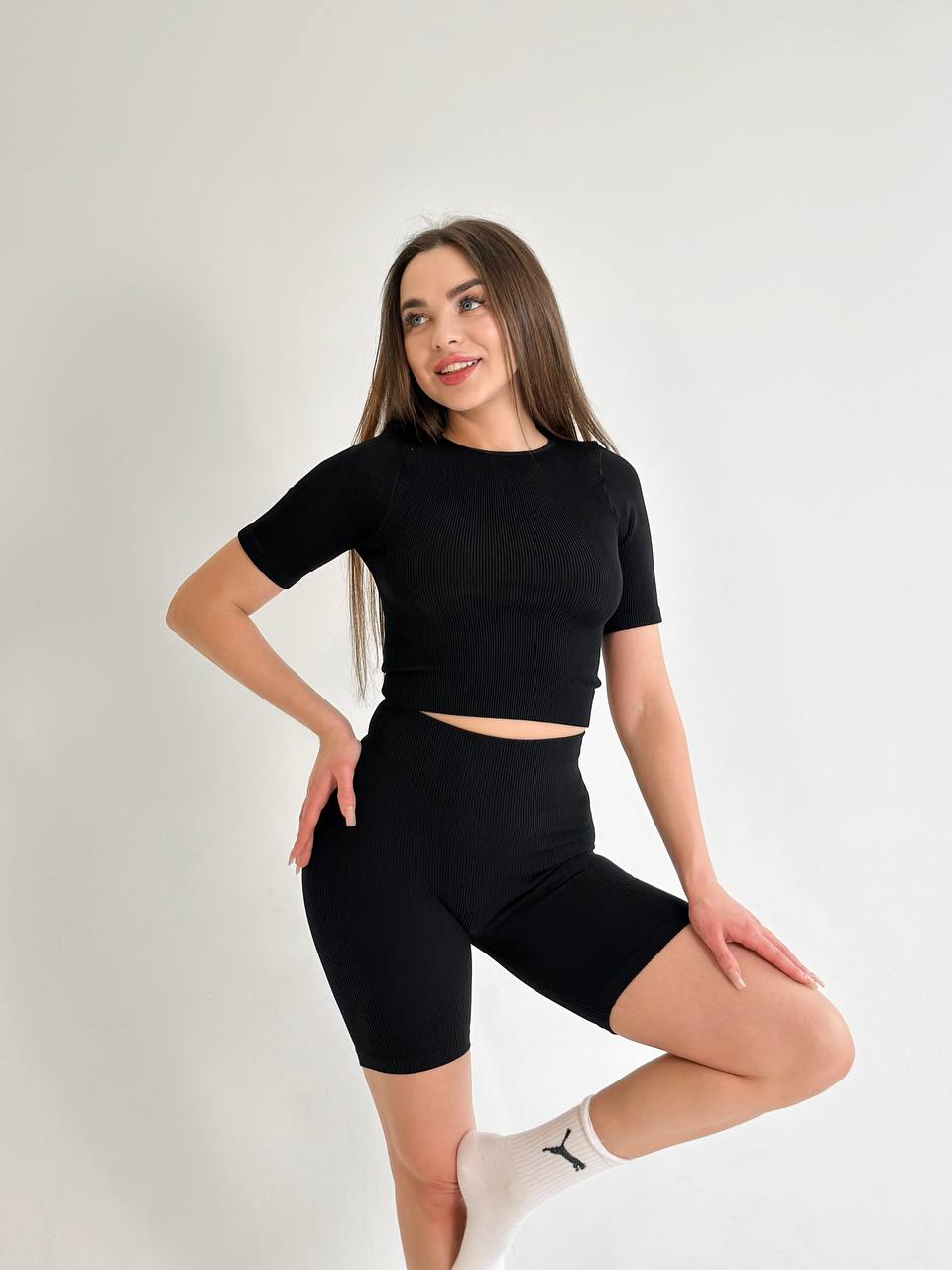 Seamless Ribbed Mid Thigh Bike Shorts in Black