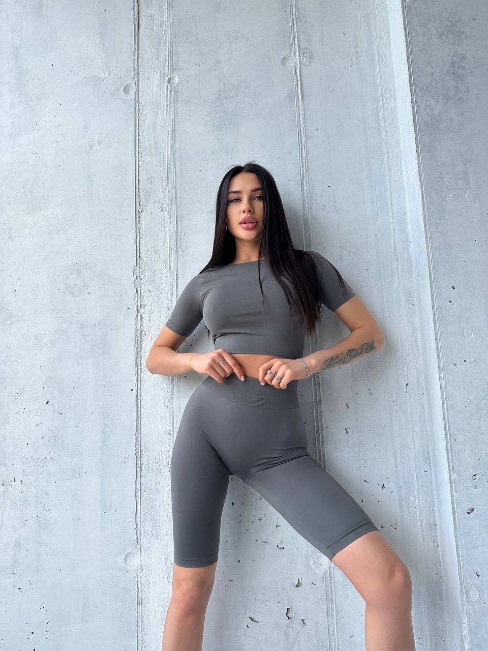 Seamless Above Knee Bike Shorts in Dark Gray