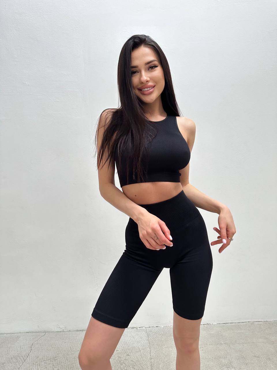 Seamless Ribbed Above Knee Scrunch Bike Shorts in Black