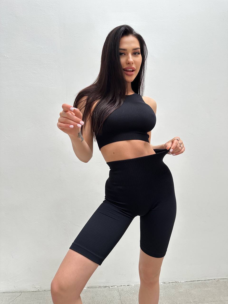 Seamless Ribbed Above Knee Scrunch Bike Shorts in Black