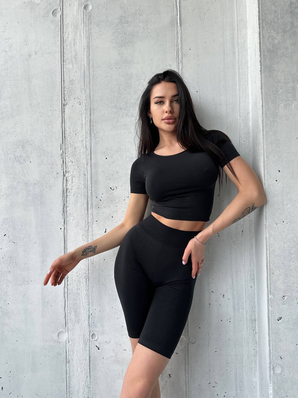 Seamless Cropped Short Sleeve Top in Black