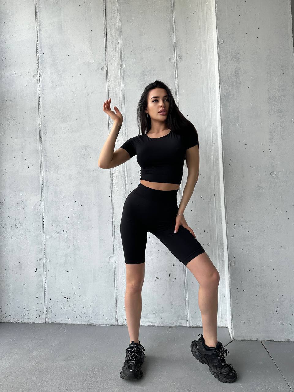 Seamless Cropped Short Sleeve Top in Black